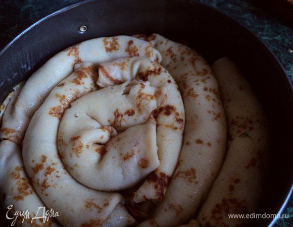 Рулетики выкладывать по периметру формы улиткой, хорошо смазывая заливкой  (взбитыми со сметаной яйцами) в 2 ряда.