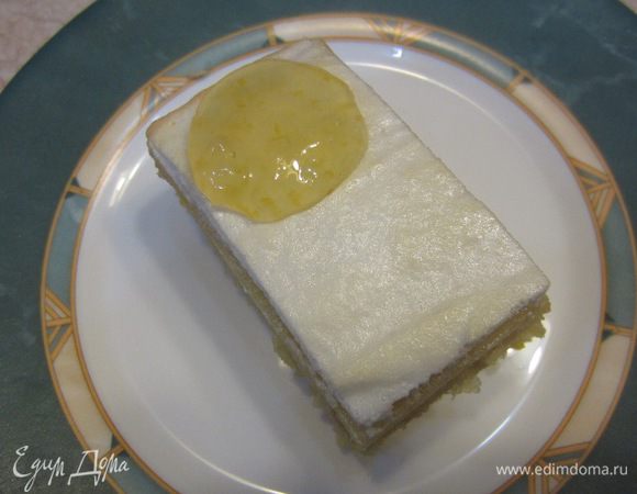 Дайте пирогу полностью остыть. Если у вас осталась начинка, можете ею сверху украсить кусочки пирога.