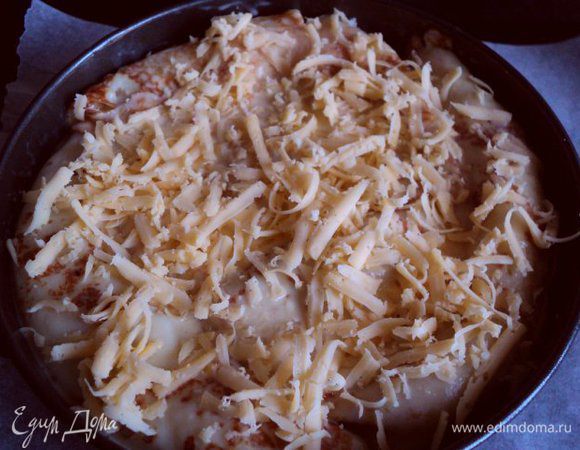 Сверху залить оставшейся заливкой и посыпать тертым сыром. 