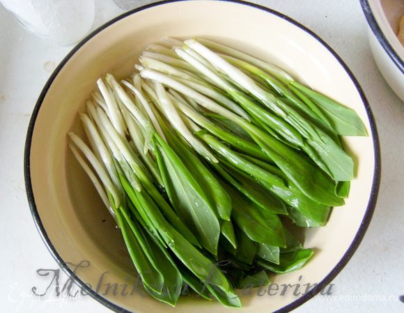 Замочить в холодной воде черемшу на 5 минут. 