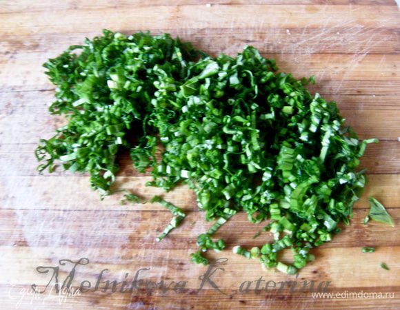 Обрезать белые черешки. Зеленые листья мелко порубить. 