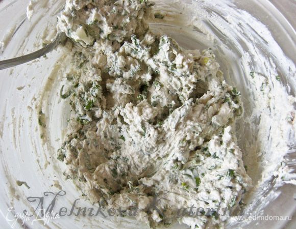 Растереть творог, добавить сливки, соль, перец, мускатный орех, лук. Добавить черемшу и все тщательно перемешать.