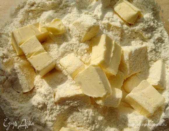 Муку смешать с солью и разрыхлителем.Добавить кубики сливочного масла и порубить ножом до крошки.