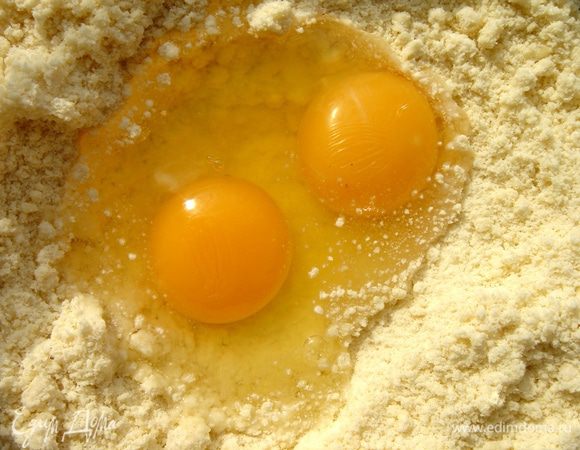 Желтки взболтать и смешать с мучной массой.