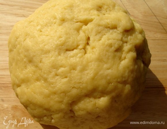 Холодную воду добавлять по 1 ложке. Замесить тесто и убрать его в холодильник.