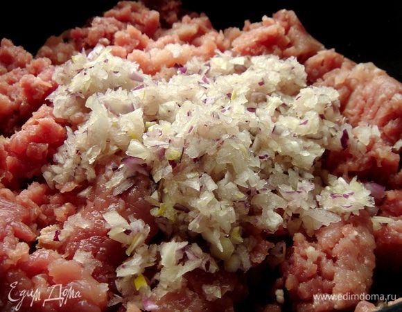 Фарш(у меня кролик,утка и свинина)смешать с измельчённым луком и быстро обжарить на горячей сковороде со смесью масел.