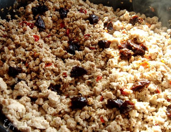 Влить воду,а лучше бульон в фарш и лопаткой(или вилкой)размять мясо в мелкую крошку.Довести фарш до готовности с добавлением всех специй.Дополнительно можно добавить томатные хлопья и нарезанные ягоды чернослива(да простят меня канадцы!)