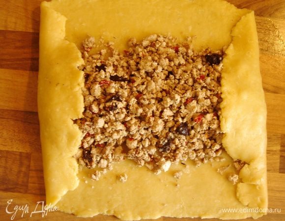Тесто разделить на две части.Раскатать каждую часть в прямоугольник,толщиной 3-5 мм.Разделить фарш на два пирога и выложить его на тесто.Узкие края теста завернуть.