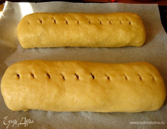 Затем накрыть фарш длинной стороной теста сверху и плотно упаковать нижней частью теста.Перевернуть пирог швом вниз и выложить на противень,застеленный пергаментом.Ножом или ножницами сделать маленькие надрезы на тесте.Такой способ"упаковки"пирога подсмотрела на Кухне ТВ у Лары Колдер.Традиционно тортье выпекали в глубоких формах-тарелках.Смазать пироги молоком и выпекать при 200*С около 30-35 минут до румяной корочки.