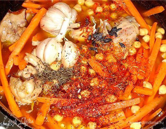 Заложить морковь в казан и сразу, не обжаривая, залить в казан холодной питьевой воды так, чтобы она накрыла содержимое. Сделать огонь ниже среднего и дать медленно закипеть, добавить в казан чеснок и специи, варить 20 минут после закипания.