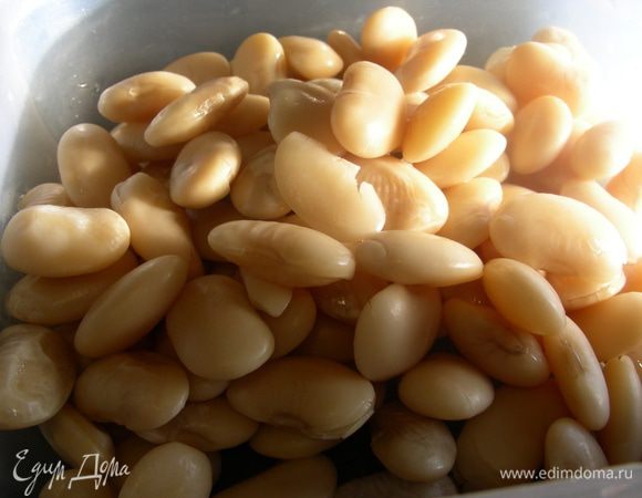 Фасоль замачиваем часов на 8 или на ночь. На следующий день промываем ее, заливаем свежей водой. В журнале рекомендуют ее довести до кипения, затем снять с огня и оставить под крышкой на час. У меня она была очень крупная и я не была уверена, что она потом в супе проготовится вместе с овощами, поэтому я ее отварила где-то до 70%-готовности. 
