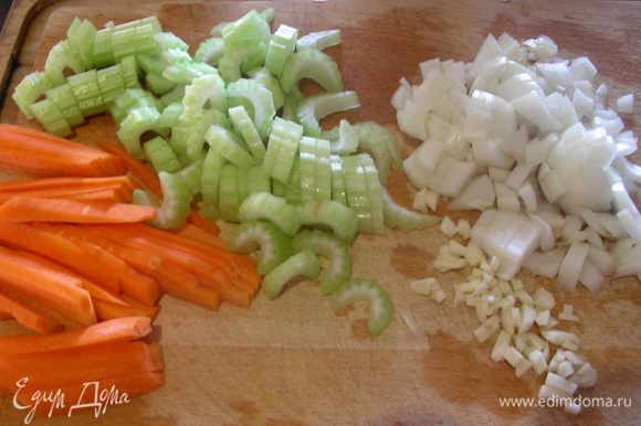 Займемся овощами. Лук и чеснок мелко режем, сельдерей нарезаем ломтиками, морковь - соломкой.
