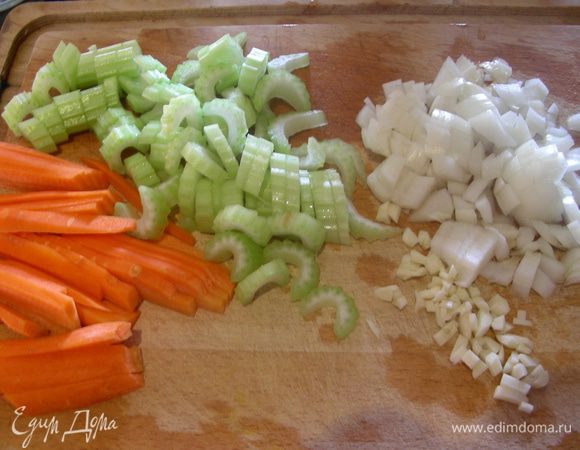 Займемся овощами. Лук и чеснок мелко режем, сельдерей нарезаем ломтиками, морковь - соломкой.
