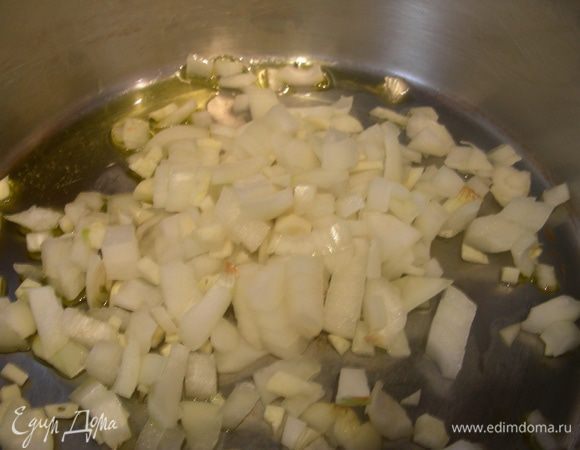 В кастрюле разогреваем масло и обжариваем лук 3-5 минут (я туда по ошибке сразу чеснок добавила). 
