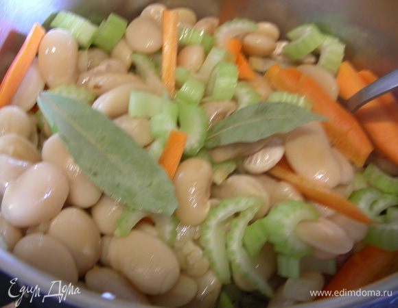 Затем добавляем чеснок, морковь, сельдерей, фасоль, лавровый лист и обжариваем смесь на сильном огне минуты 3.
