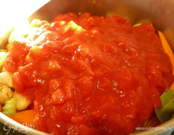 Добавляем помидоры вместе с соком.