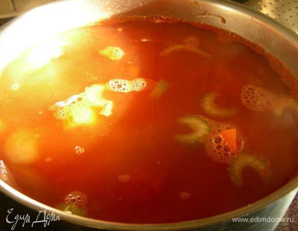 Через несколько минут добавляем бульон и варим под крышкой на медленном огне около 1 часа до мягкости фасоли. 
