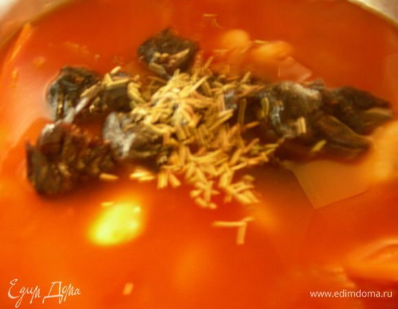 Из чернослива удаляем косточки и нарезаем его небольшими кусочками. Веточки розмарина моем.  Кладем в кастрюлю чернослив и веточки розмарина (у меня щепотка сухого) и готовим еще минут 10. 
