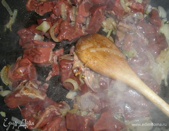 В сковороде разогреть масло, обжарить лук примерно 3-5 минут. Выложить печень к нему и обжарить еще 8 минут. 