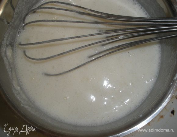 В маленький ковшик выложить сметану, доавить 1 ст ложку воды, посолить, поперчить и довести до кипения. Всыпать муку и все размешать венчиком. Пргореть еще 2 минуты. 