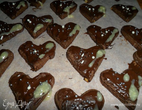 Для глазури растопите на водяной бане темный или молочный шоколад. Чайной ложкой нанесите шоколадную глазурь на каждое печенье. Белый шоколад также растопите на водяной бане, добавьте немного красного красителя для розового оттенка. (У меня был белый шоколад с кокосом, красителя не добавляла.) 
Украсьте розовой глазурью готовое печенье поверх темной глазури.
Дополнительно можно оформить печенье цветной посыпкой.
Приятного чаепития!!!