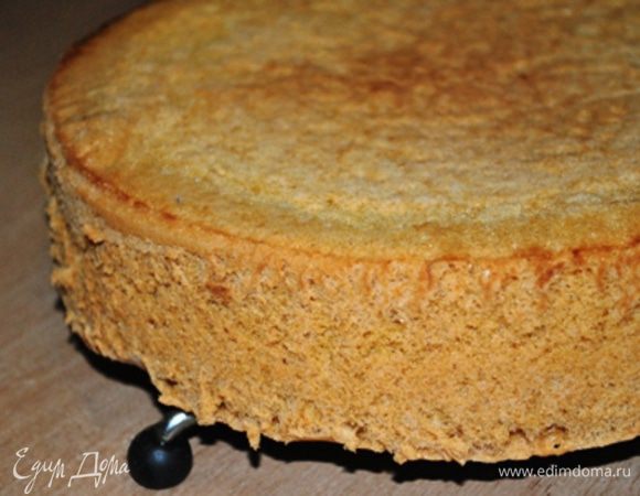 Корж:
Отделить желтки от белков. Желтки растереть с сахаром, лимонной цедрой, ванильным сахаром в густую пену. Добавить просеянную муку, перемешать.
Белки взбить с солью в устойчивую пену (белки не выпадают, если миску перевернуть), аккуратно соединить с желтковой массой.
Дно формы (24 см) выстелить пергаментной бумагой, смазать маслом, присыпать мукой, выложить тесто и отправить в заранее разогретую до 180 гр. духовку на 30-35 минут.