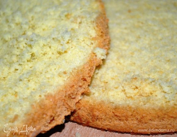 Готовый бисквит выдержать 8-12 часов, затем разрезать на 3 коржа.