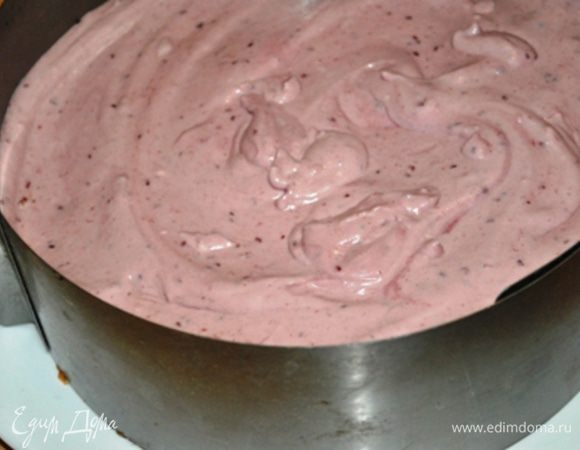 Сборка:
Коржи пропитать сахарным сиропом. Сливки взбить с сахарной пудрой и закрепителем до устойчивых пиков. Приготовить желе для торта, как указано на упаковке.
Положить первый корж на тарелку. Вокруг закрепить кольцо для торта. Выложить половину малинового крема, накрыть вторым коржом, выложить оставшийся крем.