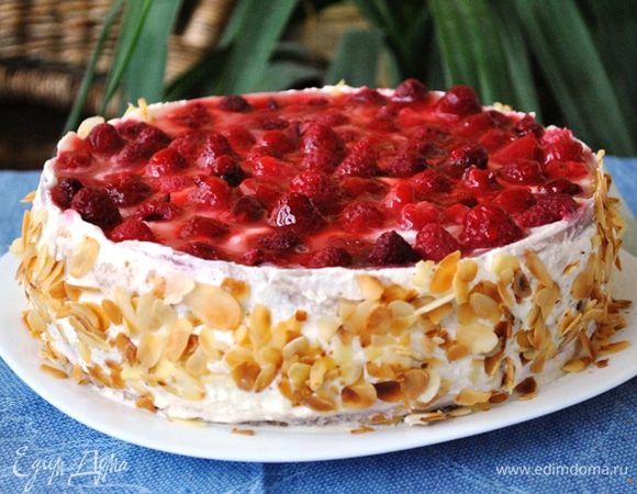 Сверху положить третий корж, смазать частью взбитых сливок, выложить малину, залить желе для торта. Поставить в холодильник на 3 часа.