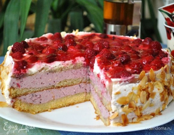 Затем снять кольцо, обмазать бока сливками, притрусить миндальными хлопьями.