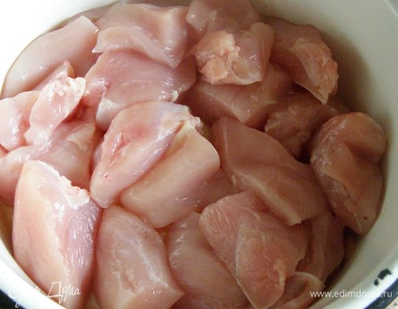 Каждое филе от куриных грудок нарежем на пять частей.