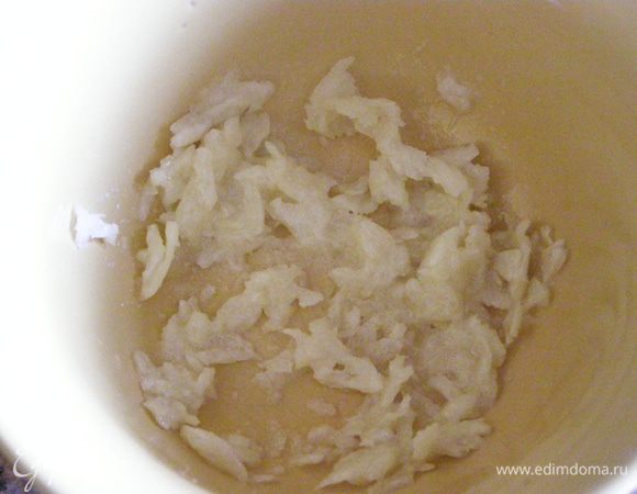 Чеснок разотрем с солью в ступке.