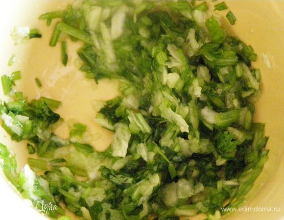 Добавим измельченные стебли кинзы и тщательно разотрем.