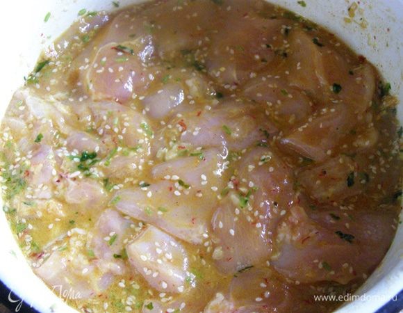 Перемешаем. Закроем пленкой и уберем на холод минимум на 5 часов, лучше на ночь.