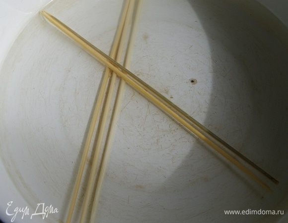 Разогреем гриль, если гриля нет, то духовой шкаф до максимальной температуры. Замочим шпажки в горячей воде минуты на 3.