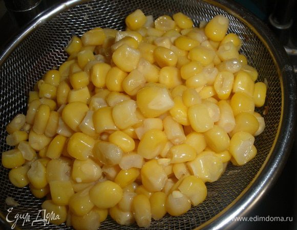 Кукурузу отбросить на дуршлаг, промыть в теплой воде и как следует просушить. 