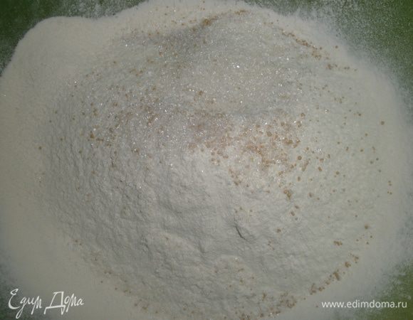 Пшеничную муку просеить вместе с солью. Добавить дрожжи, сахар и соль. Все перемешать. 