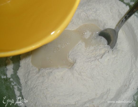 Влить примерно 1 стакан теплой воды, добавить кукурузную муку и замесить мягкое тесто. Если тесто покажется крутым то можно еще капнуть немного воды. Мне тоже сначало показалось оно крутым, однако когда я начала его месить поняла , что добавлять не надо, так что не торопитесь! 