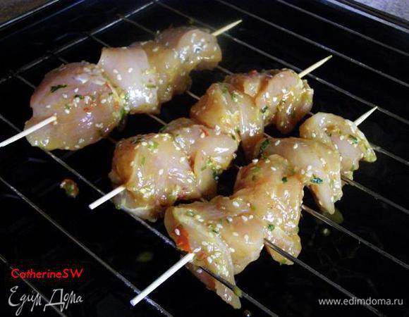 На каждую шпажку наденем по 4 кусочка, выложим на решетку.