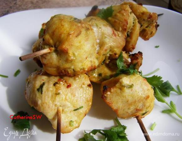 Решетку поставим на верхний уровень духовки, под решетку - противень. Запекаем с каждой стороны по 10 минут до красивого колера.