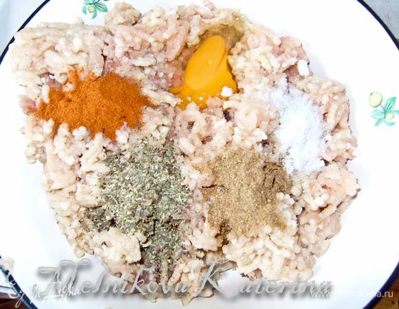Куриное филе измельчить в мясорубке вместе с луком, чесноком, хлебными корками. Добавить яйцо, специи и тщательно перемешать. 