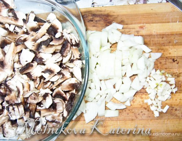 Нарезать грибы на средние кусочки, мелко порубить лук, чеснок. 