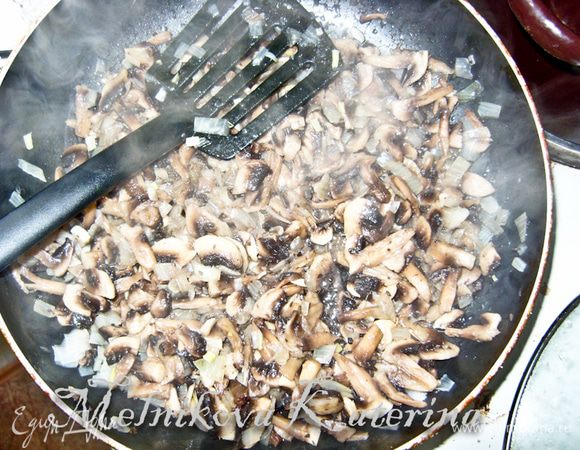 Обжарить на сковороде грибы, лук 7-10 минут. Добавить бульон и выпарить его до половины. 