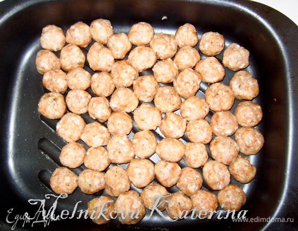 Сформировать тефтели размером с грецкий орех.