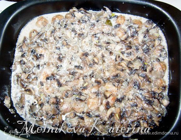 Залить тефтели соусом. Накрыть форму для запекания крышкой или листом фольги. Отправить выпекаться на 40-45 минут при 180 градусах. 