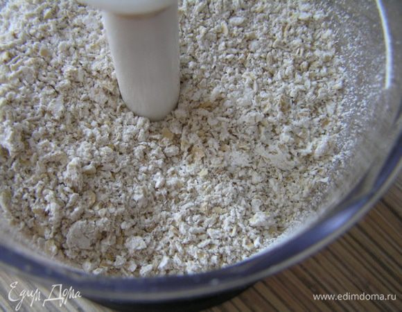 Хлопья измельчить в блендере.