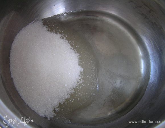 Растительное масло смешать с сахаром и солью,