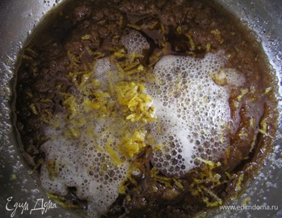 затем соду, погашенную лимонным соком,