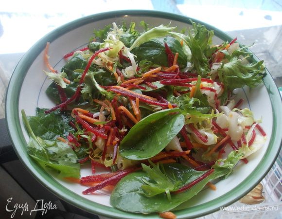 Листья салатов промыть и обсушить нарвать или порезать,морковку и свеклу натереть,выложить на блюдо заправить соком лимона и маслицем и салат "Полезенка" готов. Приятного аппетита!