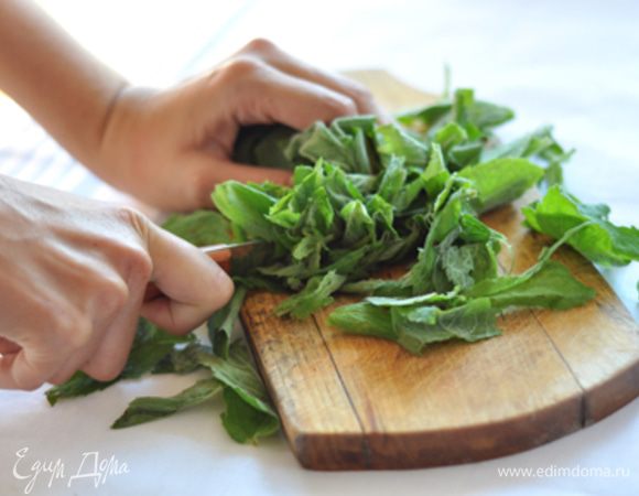  Приготовить песто. Мяту вымыть, обсушить разобрать на небольшие веточки.